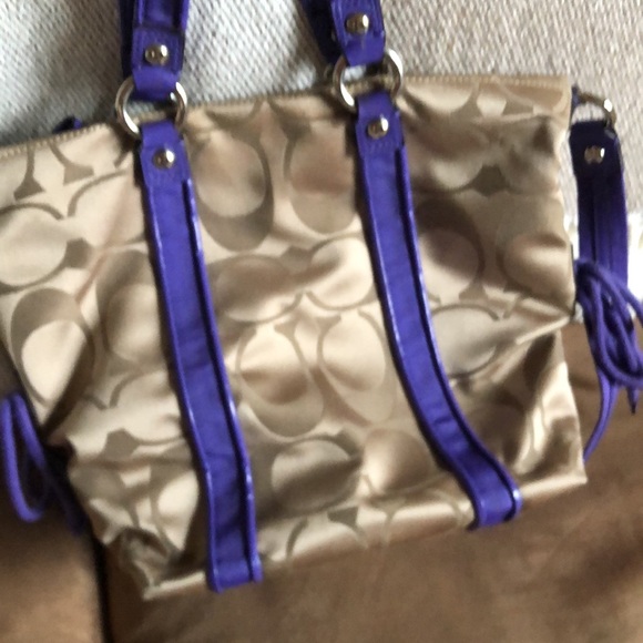 Coach poppy purse! Beautiful lavender color! - Picture 8 of 12
